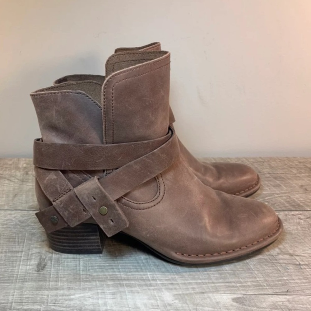 Ugg Women's W Elysian Fashion Boots 6.5 - Picture 2 of 8